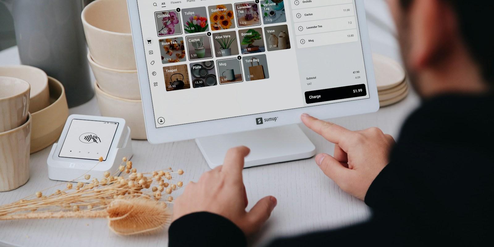 موظف يستخدم شاشة نظام نقطة بيع لعرض المنتجات والأسعار وإتمام المبيعات