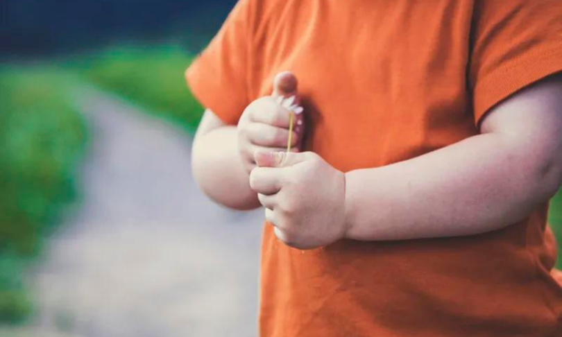 مخاطر زيادة الوزن عند الأطفال وما أسبابها وحلولها