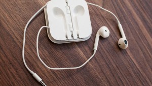 كيفية الاستفادة من ميزات سماعات آبل بنظام iOS