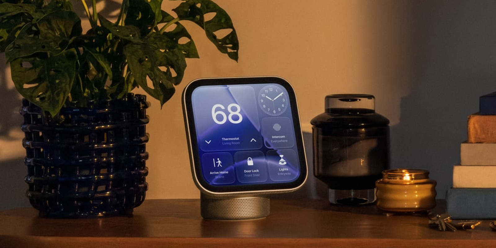 صورة حقيقية لجهاز Apple HomeView على طاولة خشبية في منزل، تعرض شاشة الجهاز أدوات التحكم بالأضواء والقفل ودرجة الحرارة