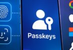 هاتف يعرض رمز مفاتيح المرور Passkeys مع رموز البصمة والتعرف إلى الوجه لحماية تسجيل الدخول