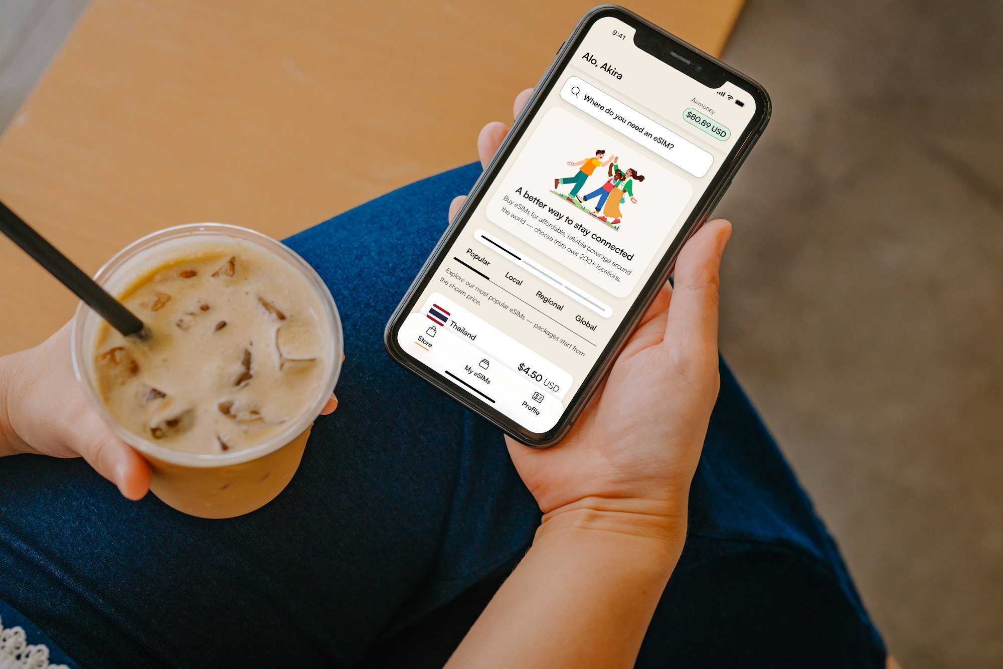 صورة واقعية لهاتف يعرض تطبيق إعداد باقات eSIM الإلكترونية أثناء الاستخدام
