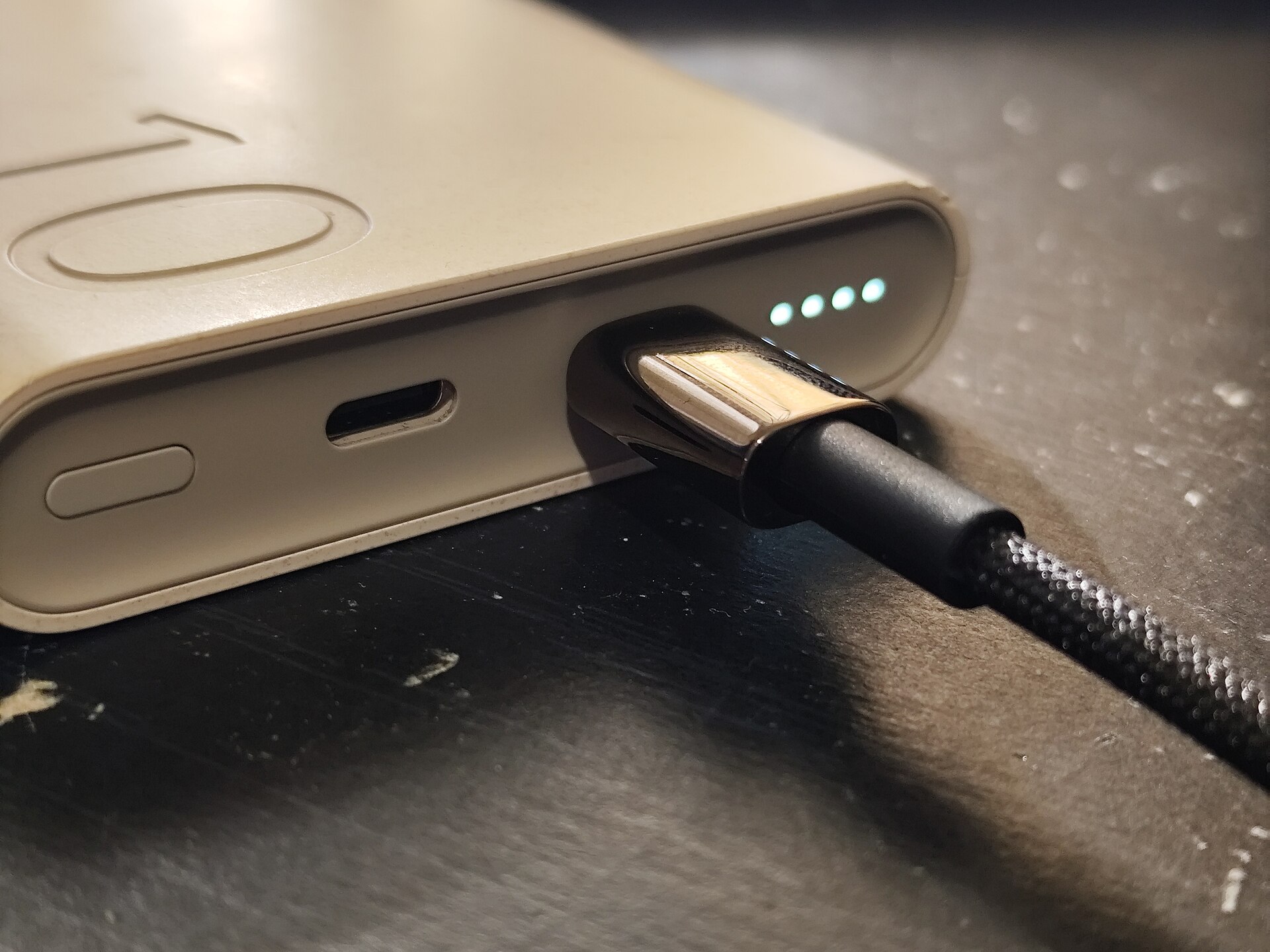 كابل USB-C حقيقي متصل ببطارية متنقلة ويوضح شكل موصل الشحن ونقل البيانات