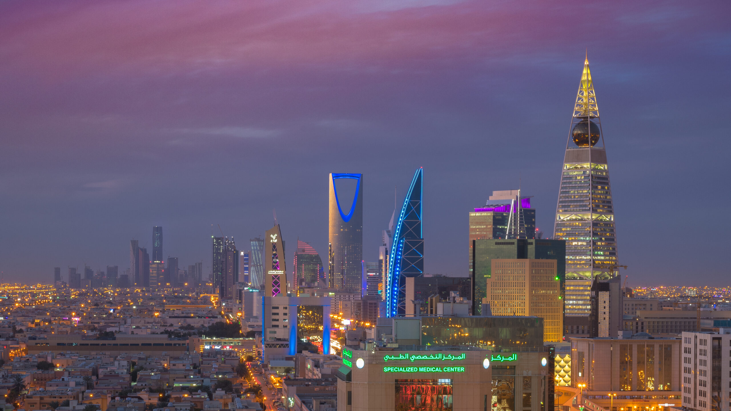 أفق مدينة الرياض وأبراج حي العليا المضيئة عند الغروب وتوسع العمران حولها